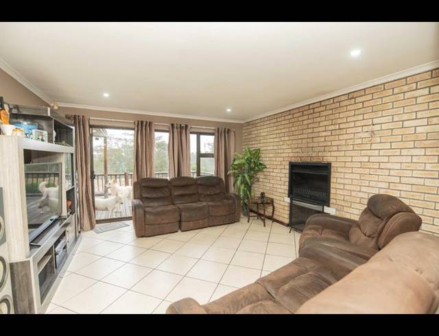 3 BEDROOM TOWNHOUSE FOR SALE IN BEVERLEY GROVE